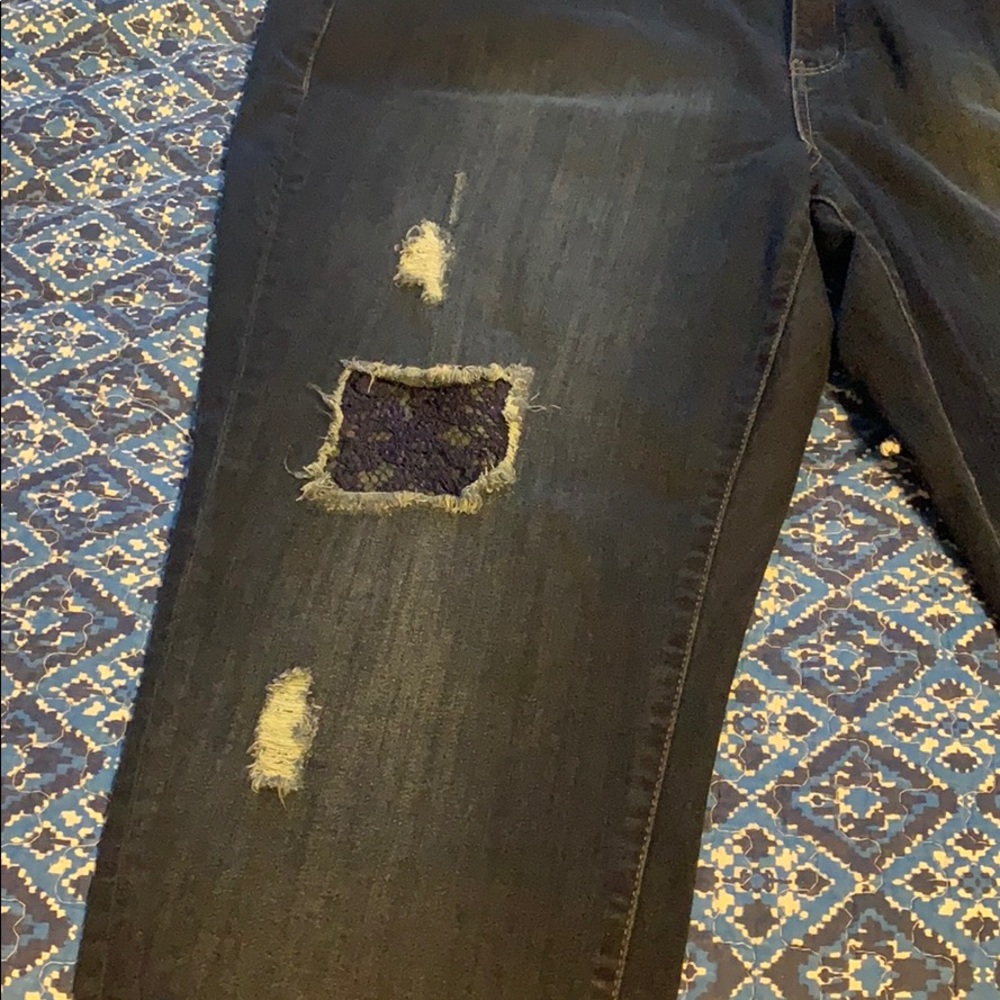 Brand new!  Embellished stretch Skinny Jeans 🌹